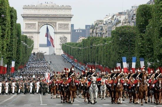 El 14 de julio se conmemora la toma de la Bastilla por el pueblo de París en 1789, por lo que se celebra, oficialmente, la Fiesta Nacional de Francia.