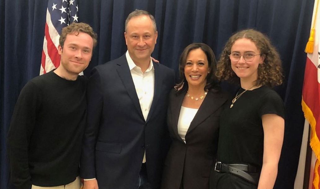 Kamala Harris junto a su Douglas Emhoff y sus hijos, Cole y Ella Emhoff.