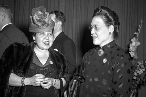 MINERVA BERNARDINO de la República Dominicana, con Yizhen New, de China, miembros de la Subcomisión de la Condición Jurídica y Social de la Mujer de la Comisión de Derechos Humanos, en Nueva York, en abril de 1946 (FOTO: ONU)