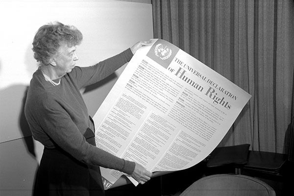 ELEANOR ROOSEVELT de Estados Unidos, sosteniendo un cartel de la Declaración Universal de Derechos Humanos, en Lake Success (Nueva York), en noviembre de 1949. (FOTO: ONU)