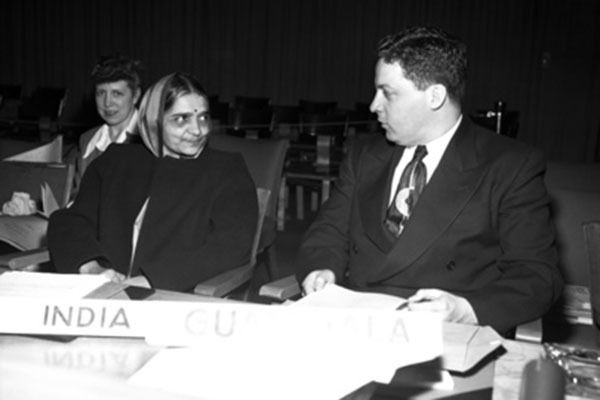 HANSA MEHTA de la India (a la izquierda), con Carlos García Bauer, representante de Guatemala, antes de una sesión de la Comisión de Derechos Humanos de las Naciones Unidas, en Lake Success (Nueva York), en junio de 1949. (Foto: ONU/ Marvin Bolotsky)