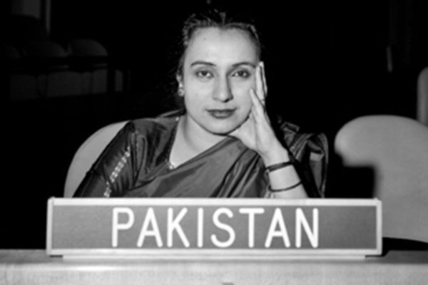 BEGUM SHAISTA IKRAMULLAH, delegada del Pakistán ante la Tercera Comisión de las Naciones Unidas. En la fotografía, se encuentra en el Salón de la Asamblea General, en Nueva York, en diciembre de 1956. (FOTO: ONU)