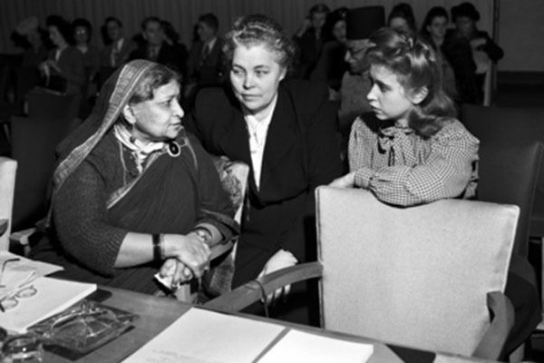 Antes de la primera sesión del segundo período de sesiones de la Comisión de la Condición Jurídica y Social de la Mujer, la india Begum Hamid Ali (a la izquierda) habla con Evdokia I. Uralova, de la República Socialista Soviética de Bielorrusia (en el centro), y su intérprete, en Lake Success (Nueva York), en enero de 1948. (Foto: ONU/Kari Berggrav)