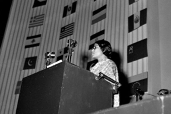 EN PALAIS DE CHAILLOTT, la india Lakshmi Menon se dirige a la Asamblea General antes de la aprobación de la Declaración Universal de Derechos Humanos, en París (Francia), el 9 de diciembre de 1948. (Foto: ONU/MB)