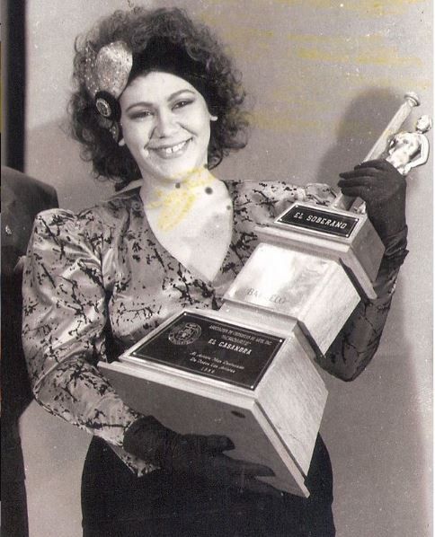 Maridalia Hernández luego de ser galardonada en los Premios Casandra, hoy Soberanos, en 1987