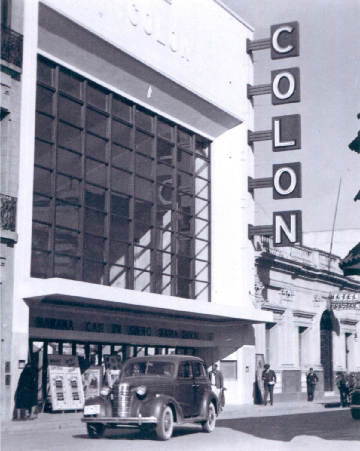 Fachada del edificio del Cine Colón, que tras 65 años de abierto al público dejó de funcionar oficialmente el 2007.
