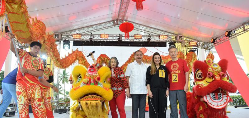 Clara Joa, Miguel Feng, la alcaldesa Carolina Mejía y el embajador Chen Luning en la apertura de los 5K