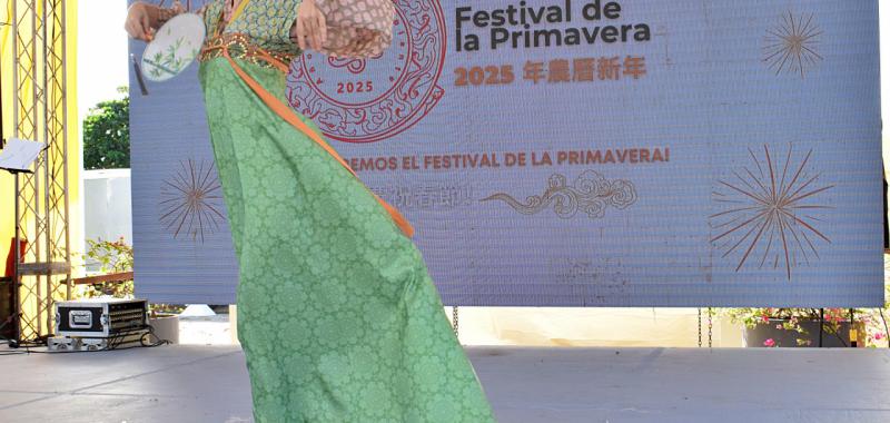 Leslie Tineo baila la danza del viajero de Duanhuang