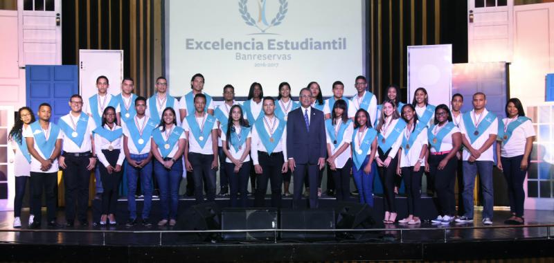 Simon Lizardo junto a estudiantes meritorios del Banreservas