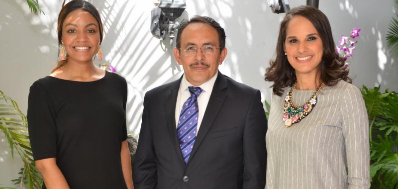 Tania Santa María celebra encuentro con participantes en foro