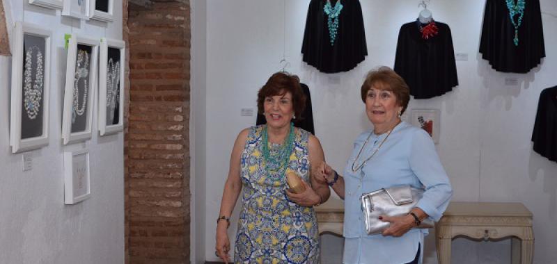 Virginia Dalmau y Yayi Fondeur disfrutan de la exposición