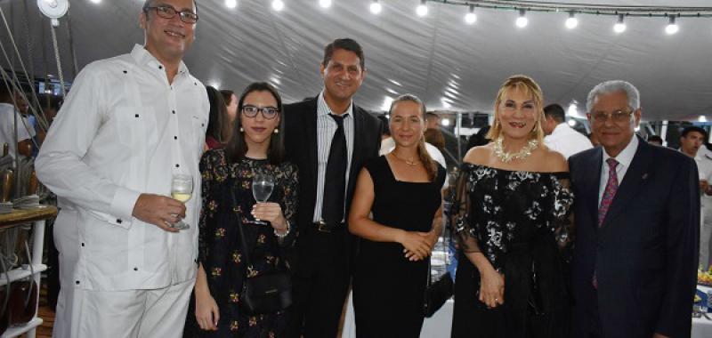 Pedro Atiles, María Amalia de Atiles, Roberto Saladín hijo, Nikki de Saladín, Bertha Nin de Saladín  y el Magistrado Roberto Saladín Selín