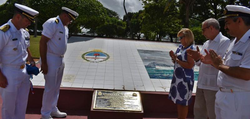 Capitán de Navío Rafael Antonio  Lagunes Arteaga  y el Director de la Academia Naval, José David Corcino Polanco, S.E. María Cristina Castro, Carlos Tirado Zavala,embajador de México y Capitán de Navío Carlos Gabriel Funes