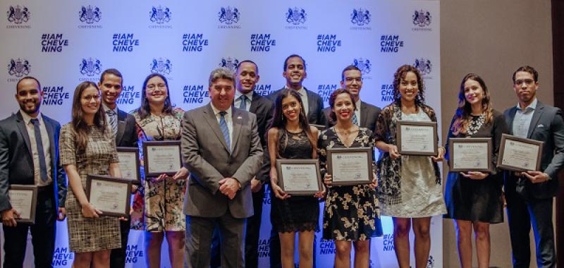 Los Becarios Chevening 2018-2019 junto al Embajador Chris Campbell