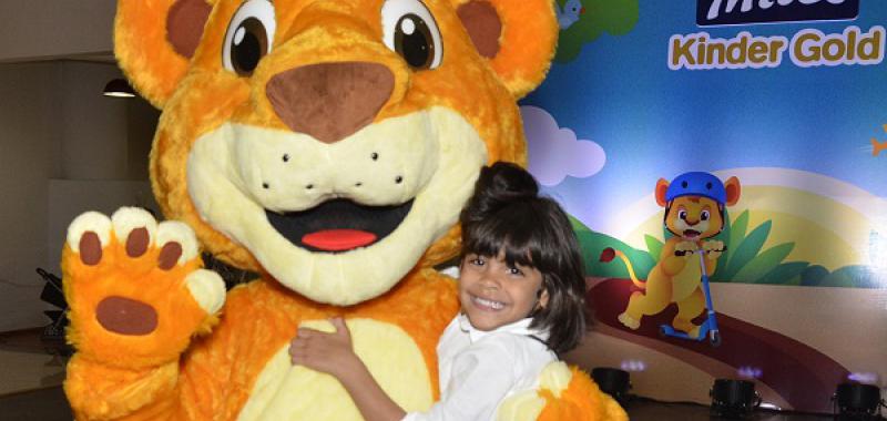 La Mascota Leo junto al niño  Alonso Beras Sued