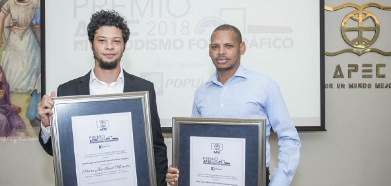 Los ganadores de esta segunda edición, Pedro Mercedes y Nehemías Castro, del periódico Diario Libre.