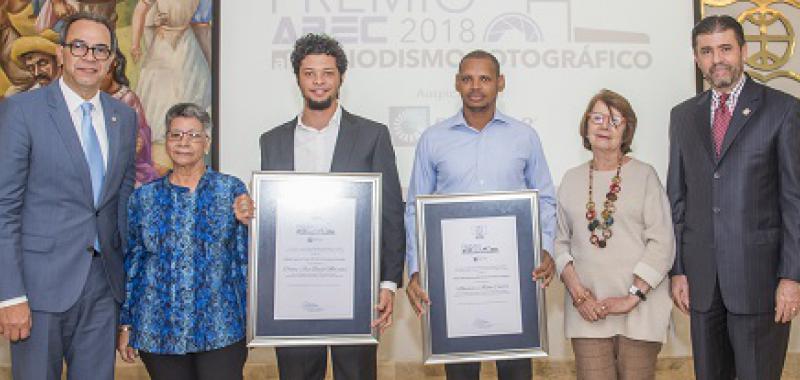 En el centro, los ganadores de la segunda edición, los fotorreporteros Pedro Mercedes y Nehemías Castro, del periódico Diario Libre. Les acompañan, de izquierda a derecha, José Mármol, Mayra Johnson, Marianne de Tolentino y Justo Pedro Castellanos.