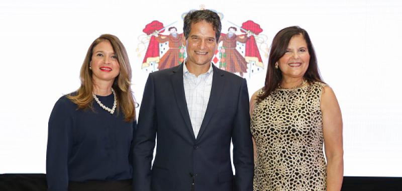 Monica Despadrel, Oscar Villanueva y Sonia Villanueva de Brouwer