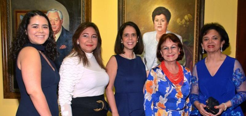 María Jose Castillo, Victoria de Yepez, Maribel Bellapart, María Cristina de Farías y Emma Valois