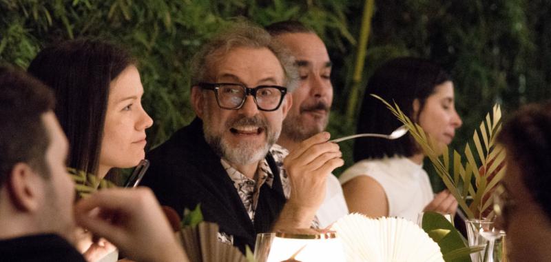 Massimo Bottura disfrutando la cena
