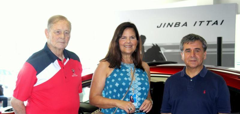 Wilhelm Brouwer, Sonia Villanueva de Brouwer y el embajador de Chile Romilio Guitierrez.