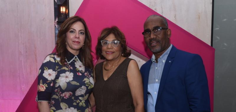 Dalia Sued, Mary Pérez, y Juan Santana