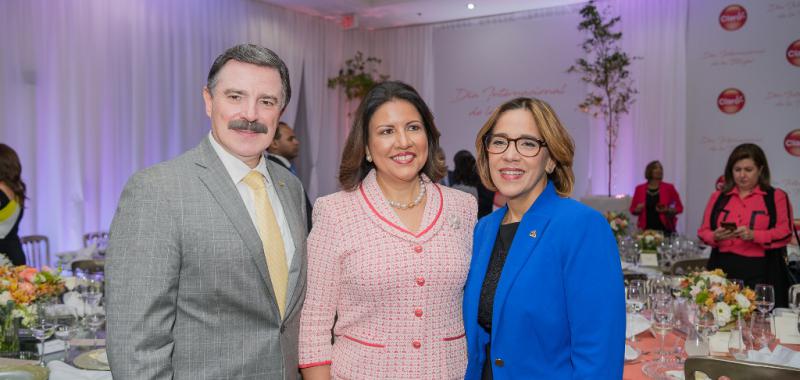 Rogelio Viesca, Margarita Cedeño y Mercedes Canalda.