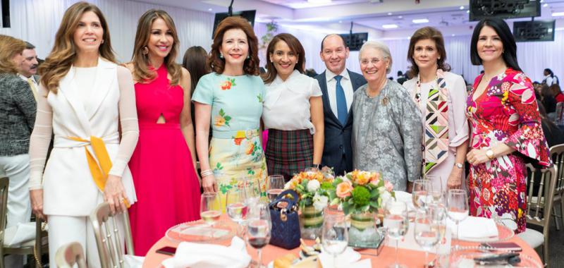 Stella Leon, Mariasela Alvarez,Melba Leon,Zoraima Cuello, Omar Acosta, Margarita Bonetti, Elena Viyeya y Alicia Ortega.